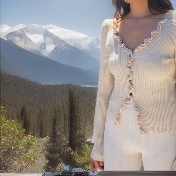 Find Me Now NWT Charlie Ruffled Cream Ribbed Sweater - Picture 1 of 8